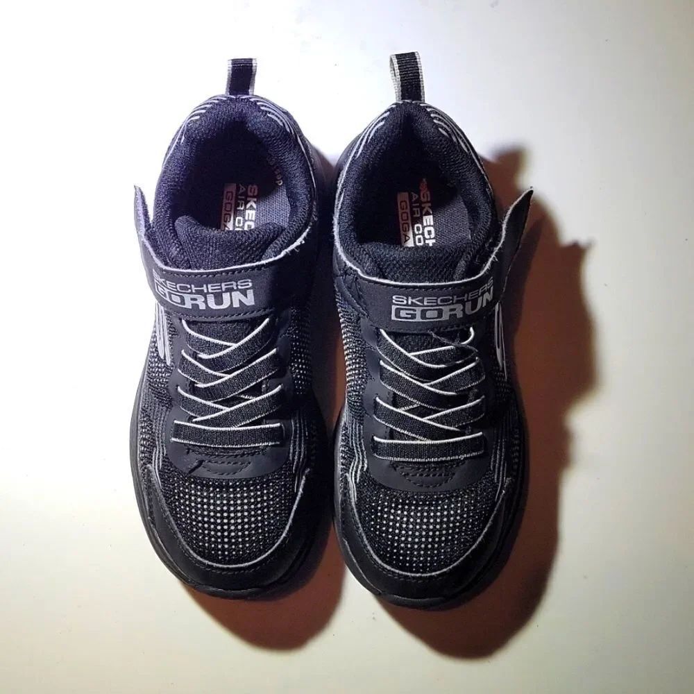 SKECHERS GO RUN KIDS SNEAKERS WITH VELCRO STRAP CLOSURE